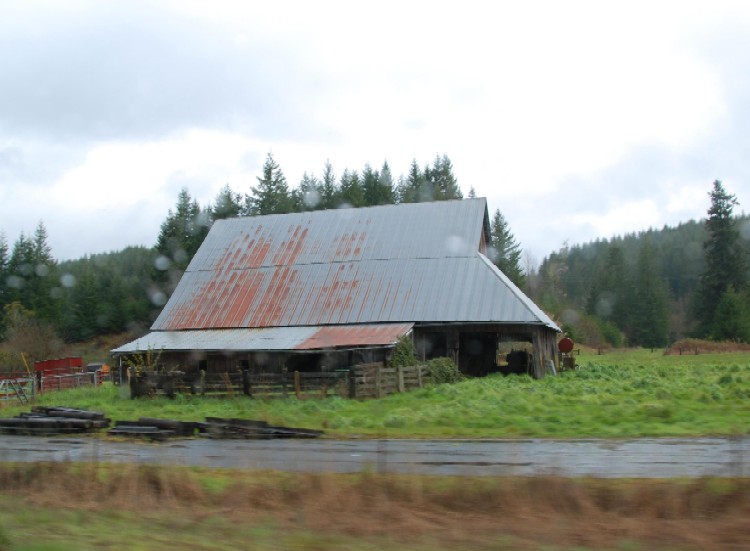 Roadside Barn (by Phil Kight: Creative Commons--Attr-NC-SA)
